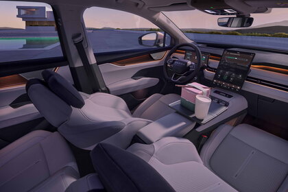 Škoda Peaq bij zonsondergang interieur met villa op achtergrond