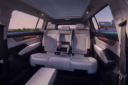Škoda Peaq bij zonsondergang interieur tweede zetelrij