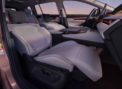 Škoda Peaq bij zonsondergang interieur passagier- en bestuurderstoel helemaal plat