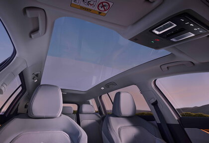Škoda Peaq bij zonsondergang panoramisch dak