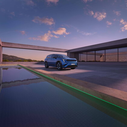 Škoda Peaq Sportline bij zonsondergang naast verlicht zwembad bij villa