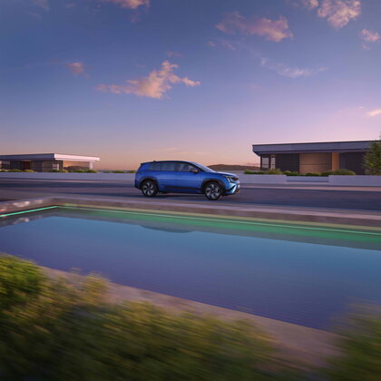 Škoda Peaq Sportline bij zonsondergang aan het zwembad bij een villa