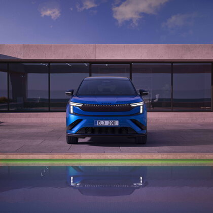 Škoda Peaq Sportline bij zonsondergang frontaal shot bij een zwembad aan een villa