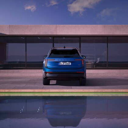 Škoda Peaq Sportline achterkant bij zonsondergang aan villa naast zwembad 