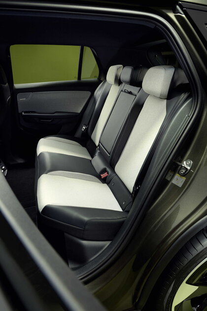 Ruime achterbank van de Volkswagen ID. Cross met stijlvolle tweekleurige bekleding.