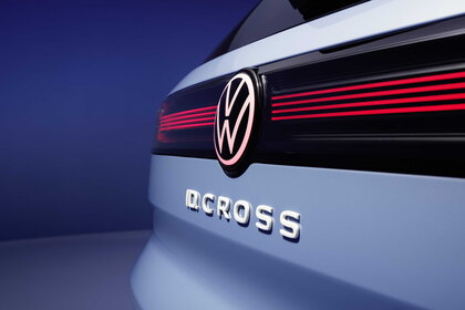 Achterzijde van de lichtblauwe Volkswagen ID.Cross met opvallend logo en LED-verlichting.
