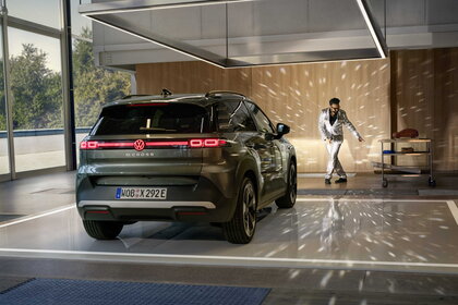 Volkswagen ID.Cross donkergroen van achteren in stijlvolle moderne garage.