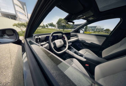 De cockpit van de Volkswagen ID. Cross toont het stuur en digitale displays.