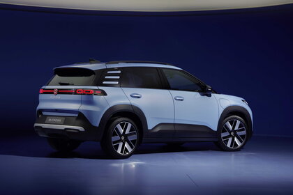 Achteraanzicht van de Volkswagen ID.Cross concept, met opvallende LED-achterlichten.