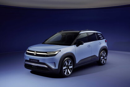 Volkswagen ID.Cross concept in lichtblauw met prominente LED-verlichting aan de voorzijde.