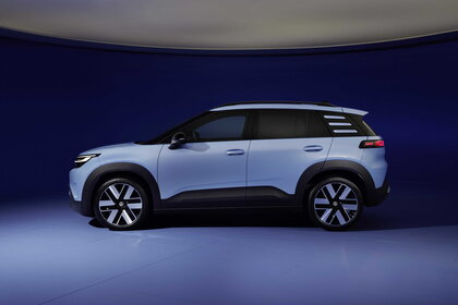Stijlvol zijaanzicht van de lichtblauwe Volkswagen ID.Cross concept met zwarte daklijn.