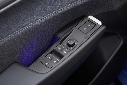 Volkswagen ID.Cross interieur met gedetailleerde raam- en spiegelbediening.