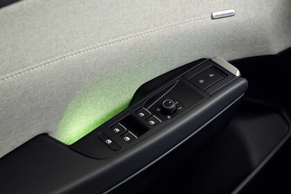 Volkswagen ID. Cross deurpaneel met raambediening en opvallend groen sfeerlicht.