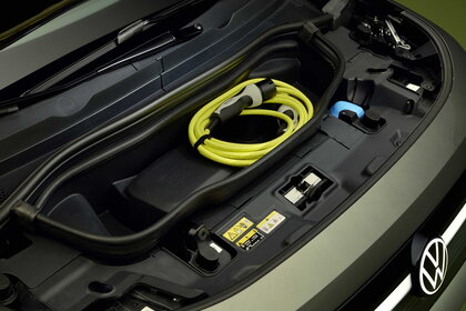 Volkswagen ID. Cross frunk met opgerolde gele laadkabel, handige opbergruimte.