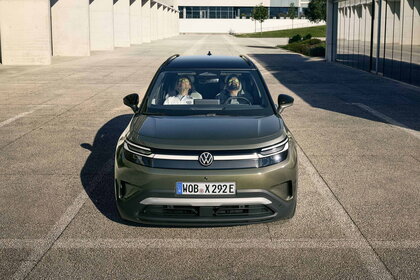 Vooraanzicht van de groene Volkswagen ID.Cross met een rijdend koppel binnenin.