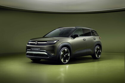 Stijlvolle donkergroene Volkswagen ID.Cross SUV conceptauto in de studio, vooraanzicht.