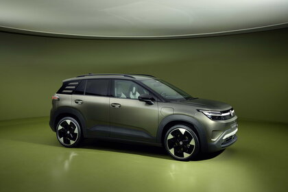 Zijprofiel van de moderne donkergroene Volkswagen ID.Cross SUV conceptauto in studio-setting.