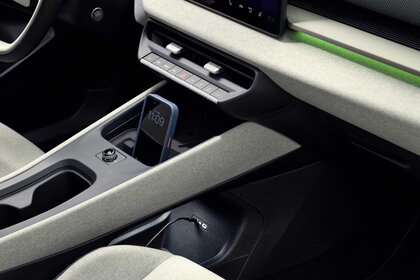 Volkswagen ID. Cross interieur met middenconsole, telefoon opladen en groen sfeerlicht.