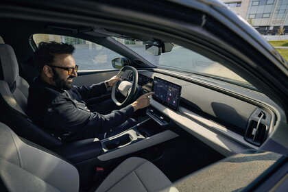Man bedient het grote infotainment scherm in de Volkswagen ID.Cross.