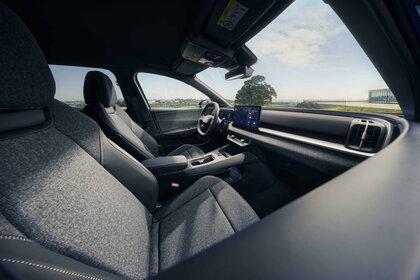 Modern interieur van de Volkswagen ID.Cross met donkere stoelen en digitaal dashboard.