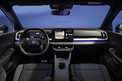 Ruim interieur van de Volkswagen ID.Cross met groot centraal infotainmentscherm en blauwe accentverlichting.