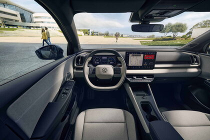 Gedetailleerd interieur van de Volkswagen ID. Cross met infotainment systeem en stuur.
