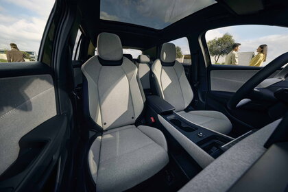Interieur van de Volkswagen ID.Cross met lichte stoffen stoelen en panoramadak.