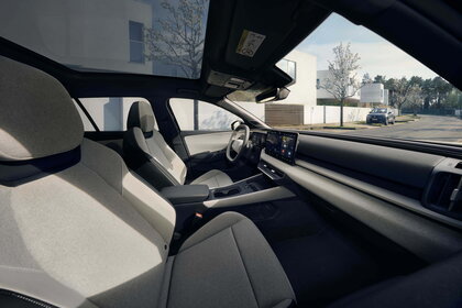 Modern interieur van de Volkswagen ID. Cross met lichte bekleding en glazen panoramadak.