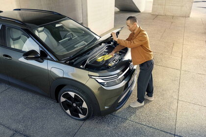 Man inspecteert de frunk van de donkergroene Volkswagen Id.Cross, gemakkelijk toegankelijk.