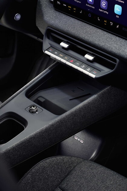 Volkswagen ID.Cross middenconsole toont draadloze oplader en climate control knoppen.
