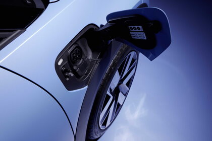 Open laadpoort van een blauwe Volkswagen ID.Cross met zichtbare elektrische connectoren.