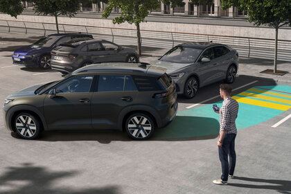 Man parkeert zijn Volkswagen ID.Cross met zijn smartphone zonder zelf achter het stuur te zitten