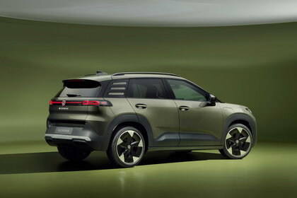 Volkswagen ID.Cross donkergroen van zij-achterkant in groene studio omgeving.