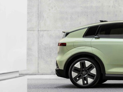 Zijkant van de lichtgroene Audi A2 E Tron, met zijn strakke elektrische design.