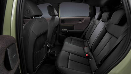 Ruime Audi A2 E-Tron achterbank met comfortabele zwarte lederen bekleding.