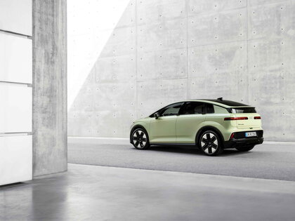 Achteraanzicht van de lichtgroene Audi A2 E Tron, met unieke achterlichten en E Tron badge.
