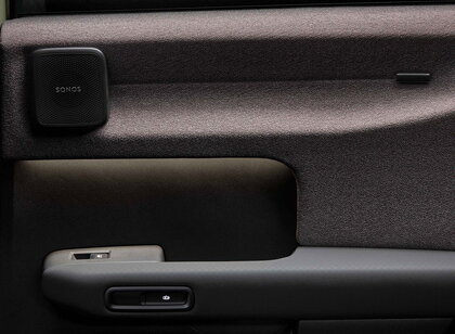 Gedetailleerd Audi A2 E-Tron deurpaneel met een geÃ¯ntegreerde Sonos audiospeaker.