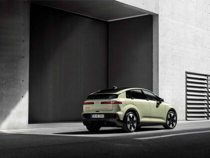 De stijlvolle Audi A2 E-Tron in lichtgroen met innovatieve achterlichten in de schaduw.