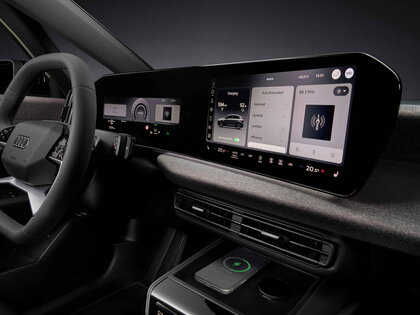Het digitale dashboard van de Audi A2 E Tron met groot infotainment scherm en draadloos opladen.