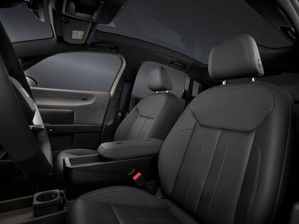 Comfortabele zwarte lederen stoelen en een panoramisch dak in de Audi A2 E Tron.