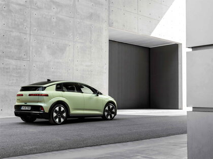 Lichtgroene Audi A2 E-Tron toont strakke achterkant en elektrisch designconcept.