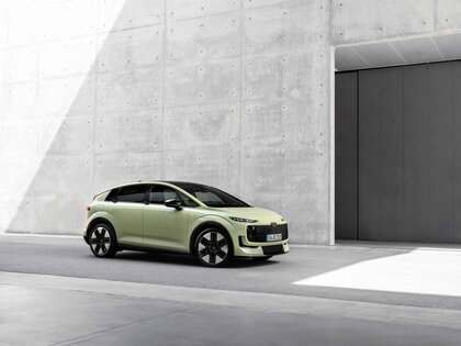 De lichtgroene Audi A2 E Tron van voren, staand voor een moderne betonnen muur.
