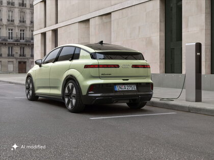 De nieuwe Audi A2 e-tron in het lichtgroen aan het laden in het straatbeeld