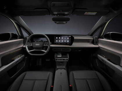 Overzicht van het Audi A2 E-Tron voorinterieur met stuurwiel en digitale displays.