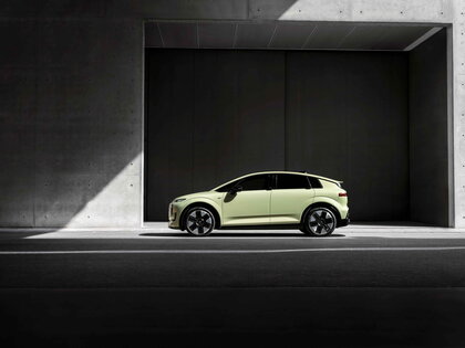 Profiel van de lichtgroene Audi A2 E-Tron met een gestroomlijnd elektrisch ontwerp.