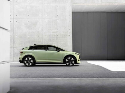 Zijkant van de lichtgroene Audi A2 E Tron, met zijn strakke elektrische design.