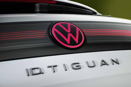 Volkswagen ID. Tiguan achterzijde roze logo