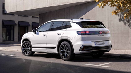 Volkswagen ID. Tiguan achterkant geparkeerd