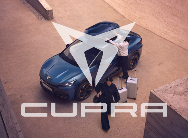 Cupra Tavascan met dakkoffer en reiskoffers met logo overlay