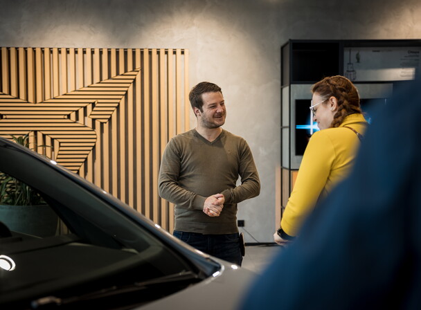 Groep Thoen sales advisor met klant